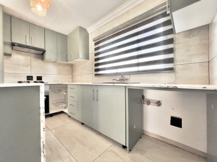 To Let  Bedroom Property for Rent in Bonaero Park Gauteng