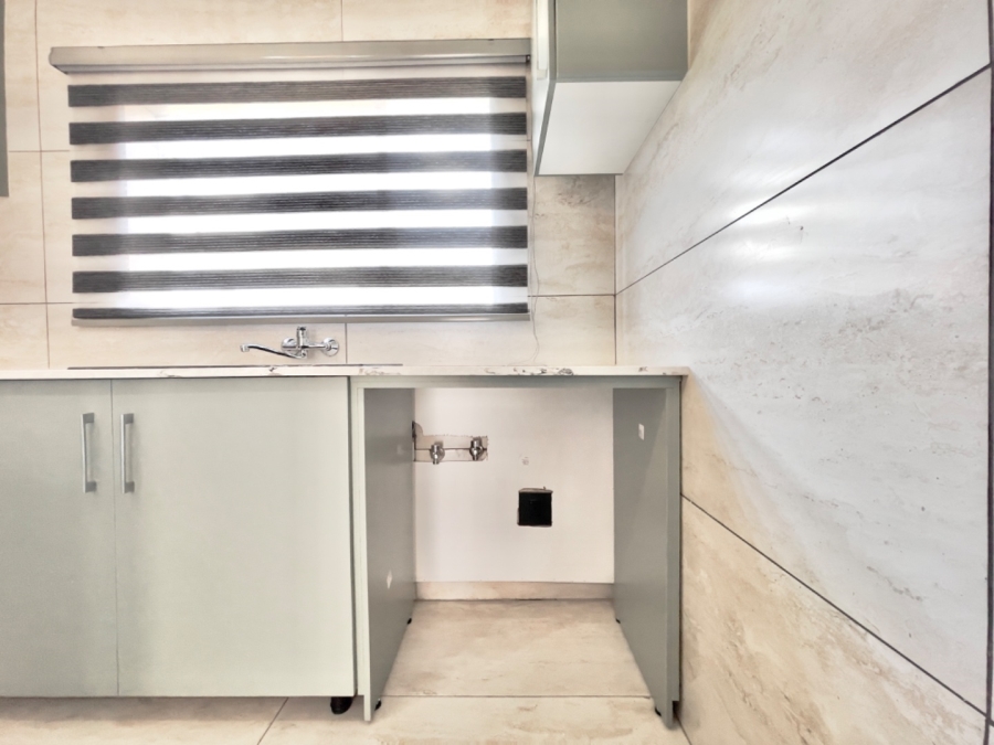 To Let  Bedroom Property for Rent in Bonaero Park Gauteng