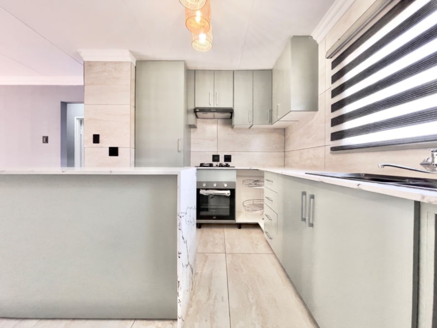 To Let  Bedroom Property for Rent in Bonaero Park Gauteng