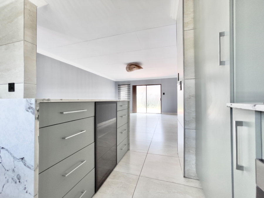 To Let  Bedroom Property for Rent in Bonaero Park Gauteng