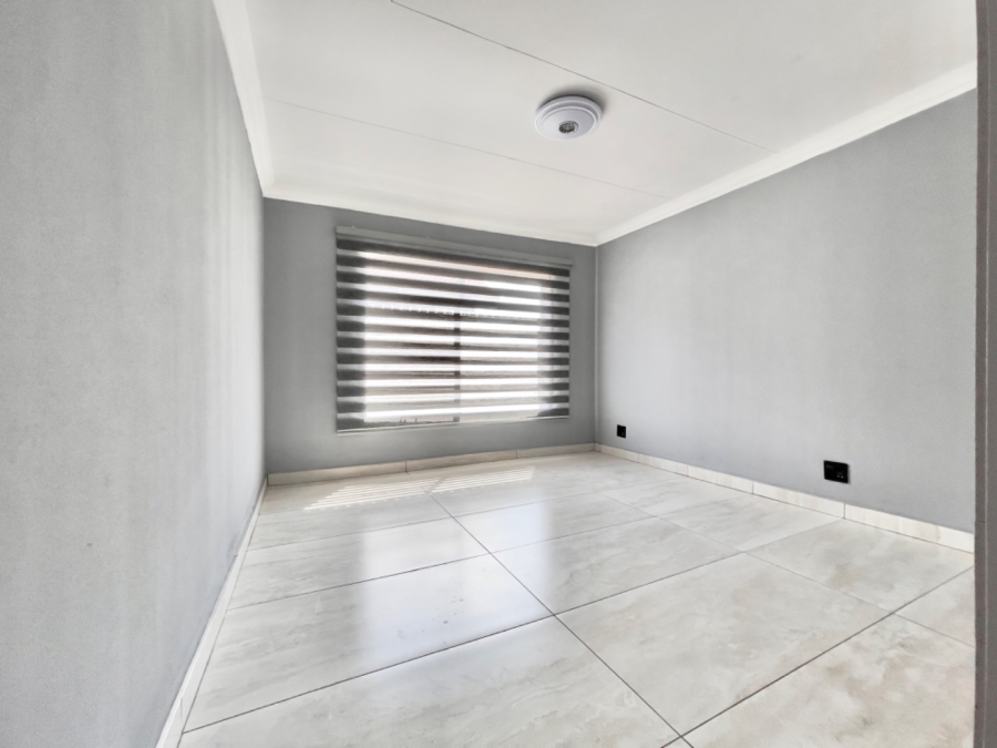 To Let  Bedroom Property for Rent in Bonaero Park Gauteng