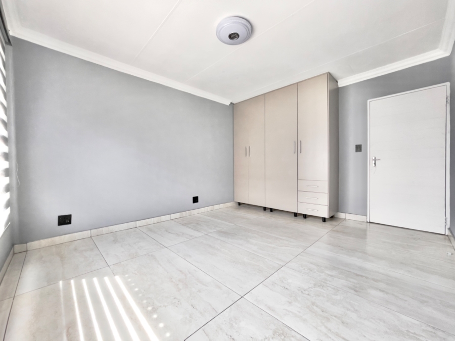 To Let  Bedroom Property for Rent in Bonaero Park Gauteng