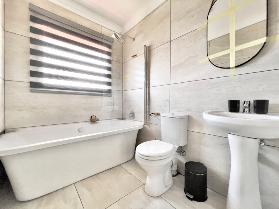 To Let  Bedroom Property for Rent in Bonaero Park Gauteng