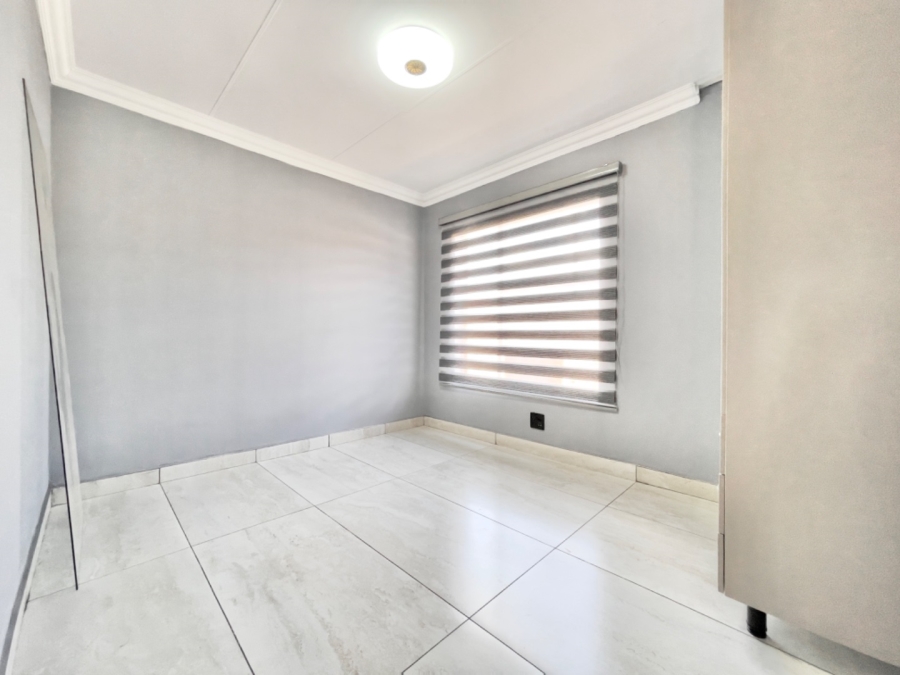 To Let  Bedroom Property for Rent in Bonaero Park Gauteng