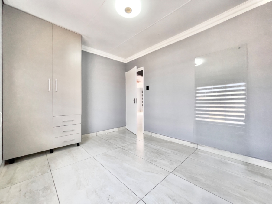 To Let  Bedroom Property for Rent in Bonaero Park Gauteng