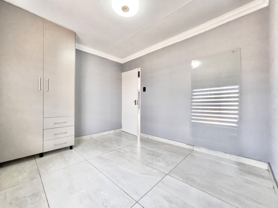To Let  Bedroom Property for Rent in Bonaero Park Gauteng