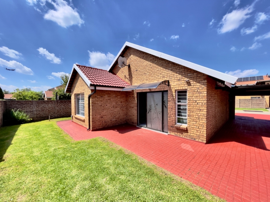 To Let  Bedroom Property for Rent in Bonaero Park Gauteng