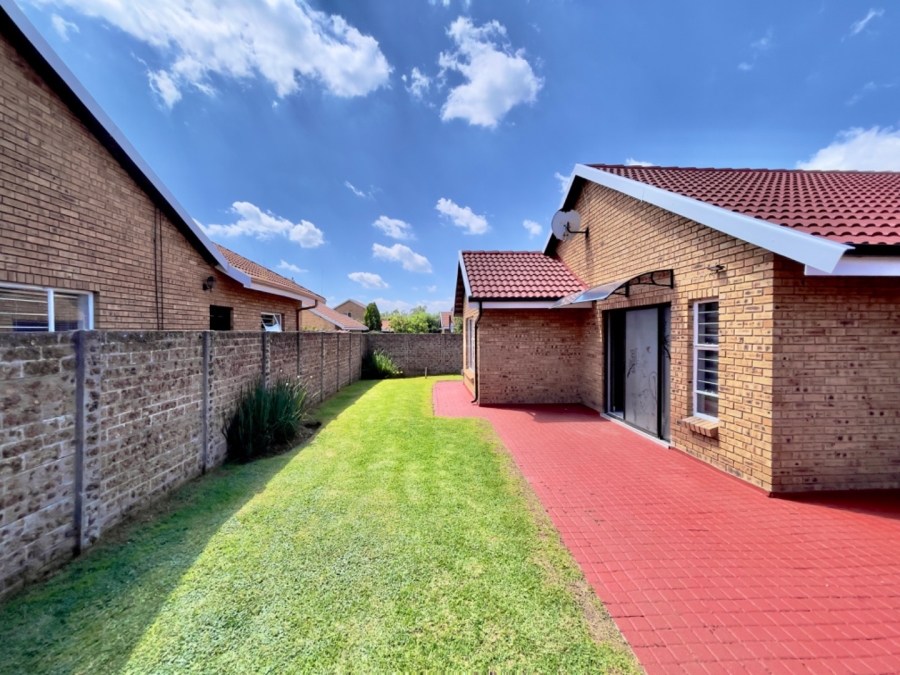 To Let  Bedroom Property for Rent in Bonaero Park Gauteng