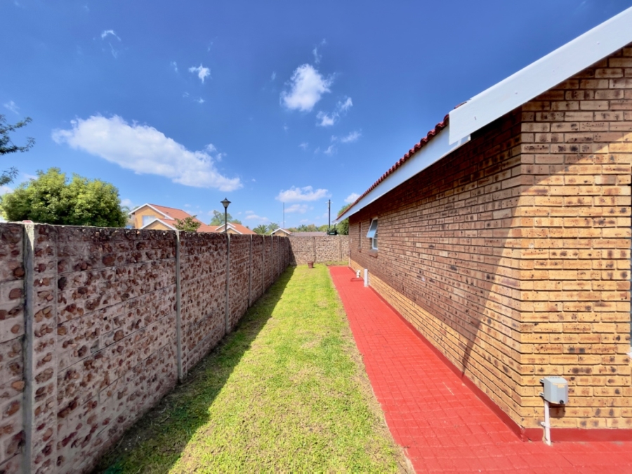 To Let  Bedroom Property for Rent in Bonaero Park Gauteng