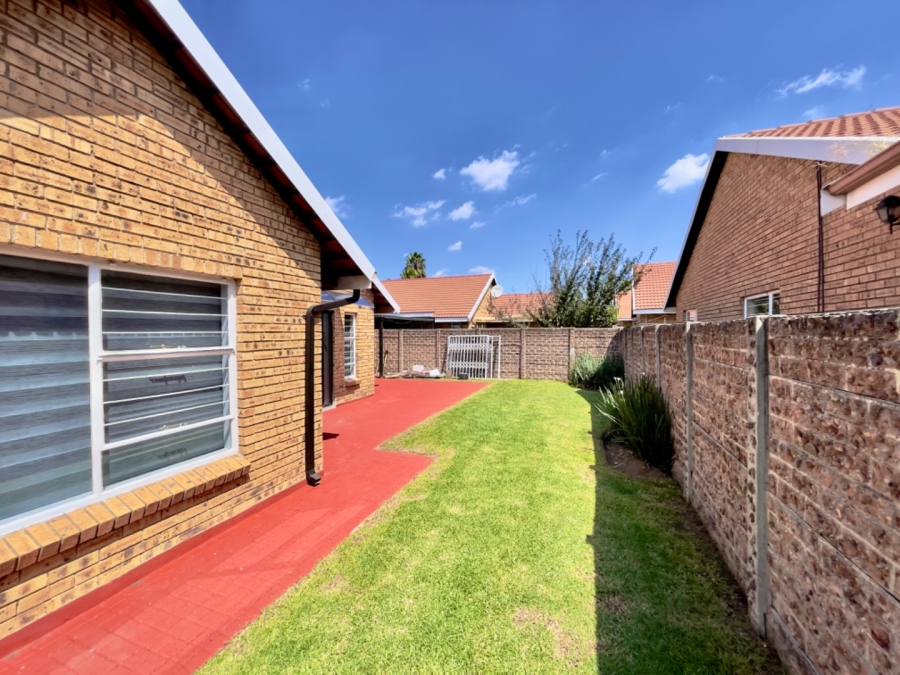 To Let  Bedroom Property for Rent in Bonaero Park Gauteng