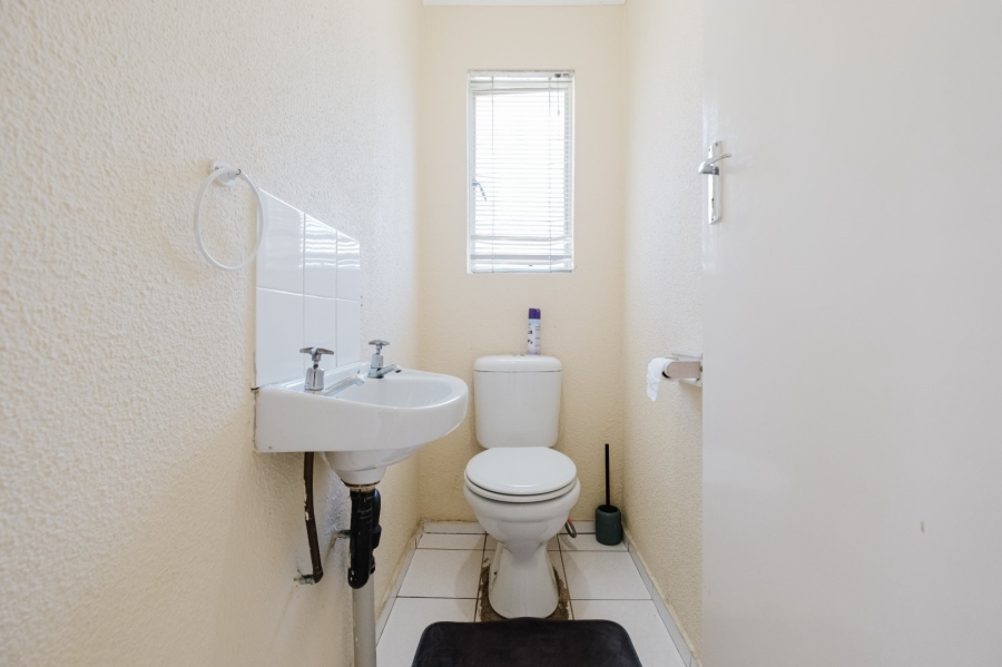 2 Bedroom Property for Sale in Mondeor Gauteng