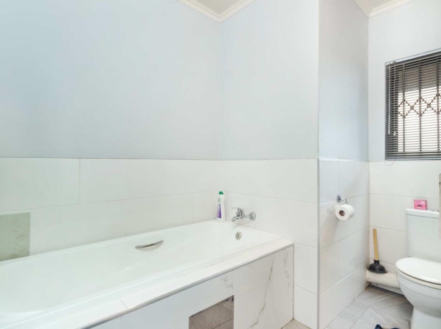 1 Bedroom Property for Sale in Noordwyk Gauteng