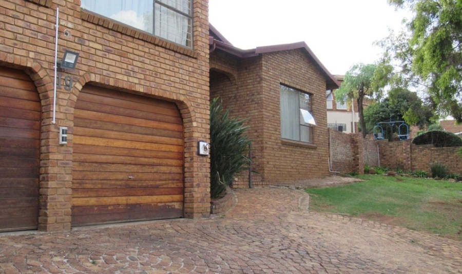 6 Bedroom Property for Sale in Bassonia Gauteng