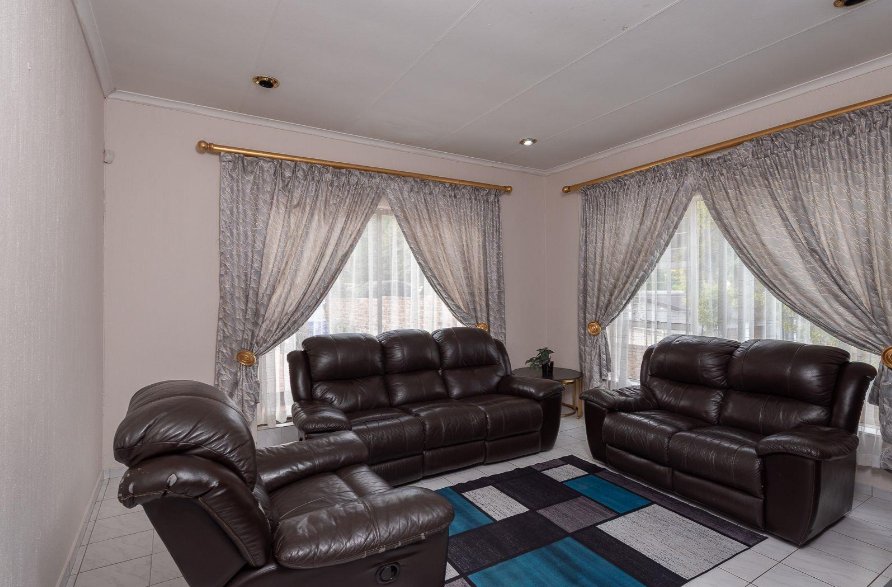 6 Bedroom Property for Sale in Bassonia Gauteng