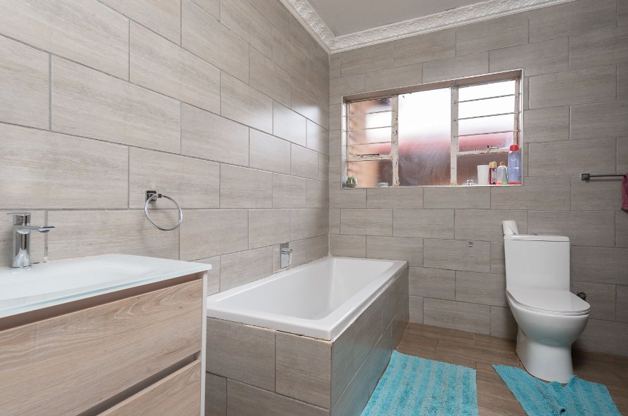 6 Bedroom Property for Sale in Bassonia Gauteng