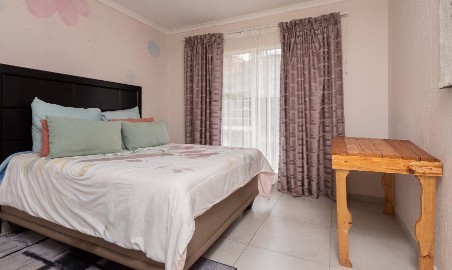 6 Bedroom Property for Sale in Bassonia Gauteng