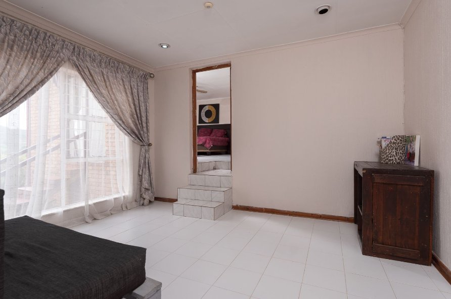 6 Bedroom Property for Sale in Bassonia Gauteng