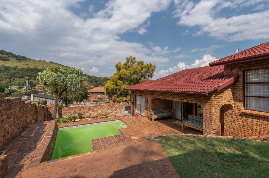 6 Bedroom Property for Sale in Bassonia Gauteng