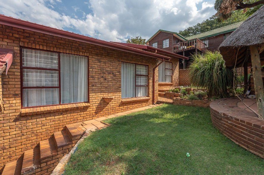 6 Bedroom Property for Sale in Bassonia Gauteng