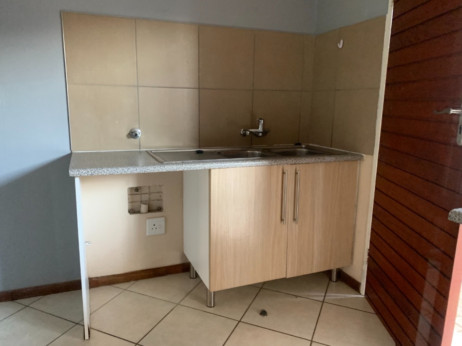 To Let 2 Bedroom Property for Rent in Monavoni Gauteng