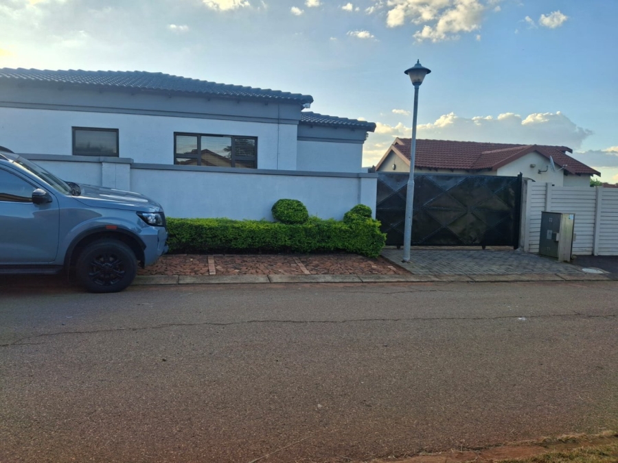 To Let 5 Bedroom Property for Rent in The Orchards Gauteng