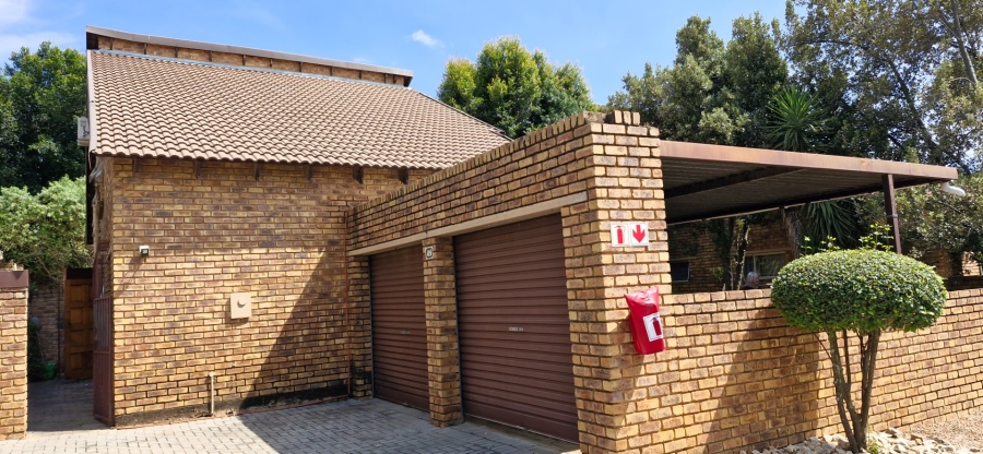 3 Bedroom Property for Sale in Wilgeheuwel Gauteng