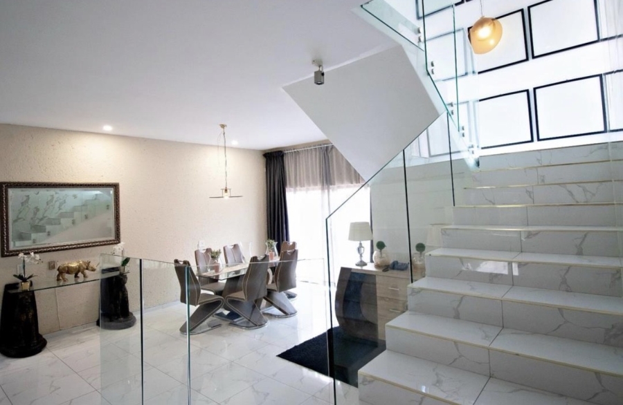 To Let 5 Bedroom Property for Rent in Hurlingham Gardens Gauteng