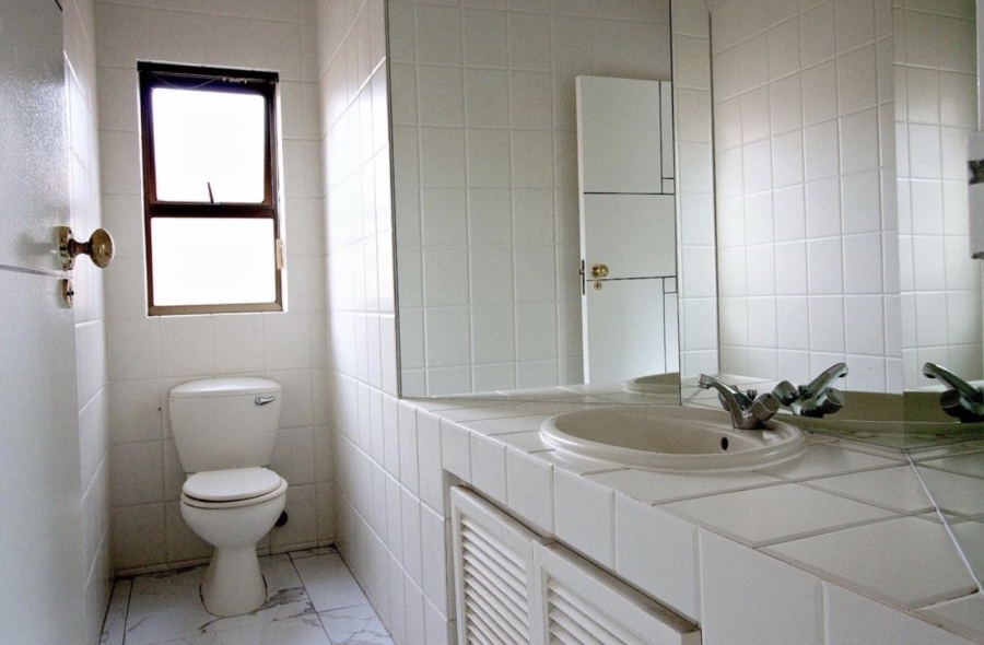 To Let 5 Bedroom Property for Rent in Hurlingham Gardens Gauteng