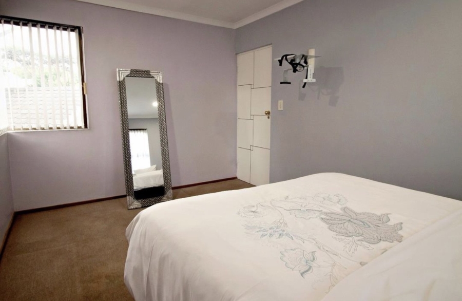 To Let 5 Bedroom Property for Rent in Hurlingham Gardens Gauteng