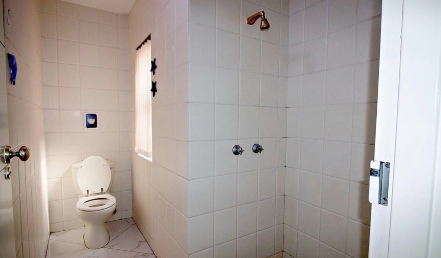 To Let 5 Bedroom Property for Rent in Hurlingham Gardens Gauteng