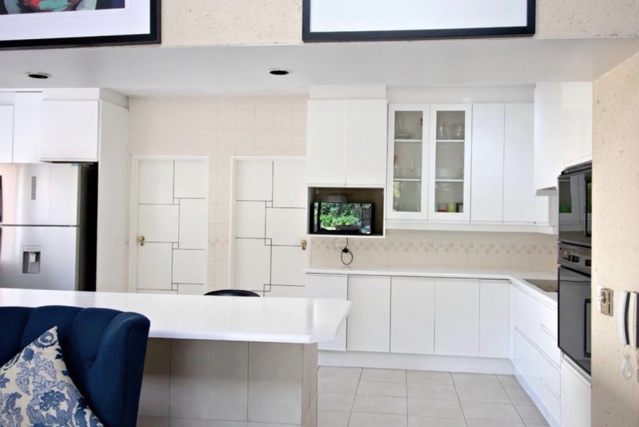 To Let 5 Bedroom Property for Rent in Hurlingham Gardens Gauteng