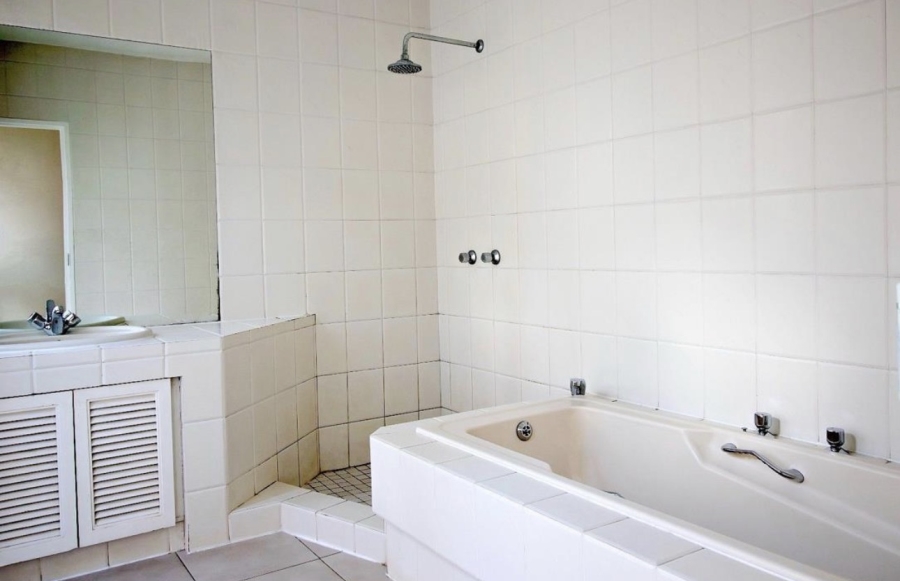 To Let 5 Bedroom Property for Rent in Hurlingham Gardens Gauteng