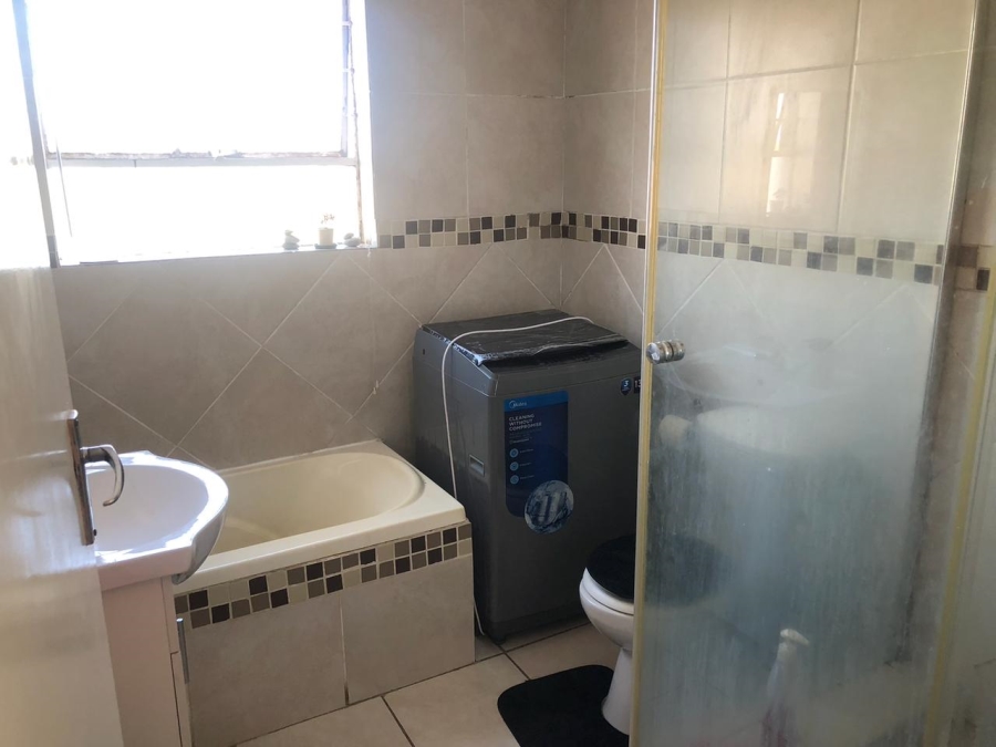 2 Bedroom Property for Sale in Vorna Valley Gauteng