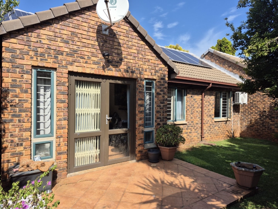 2 Bedroom Property for Sale in Die Hoewes Gauteng