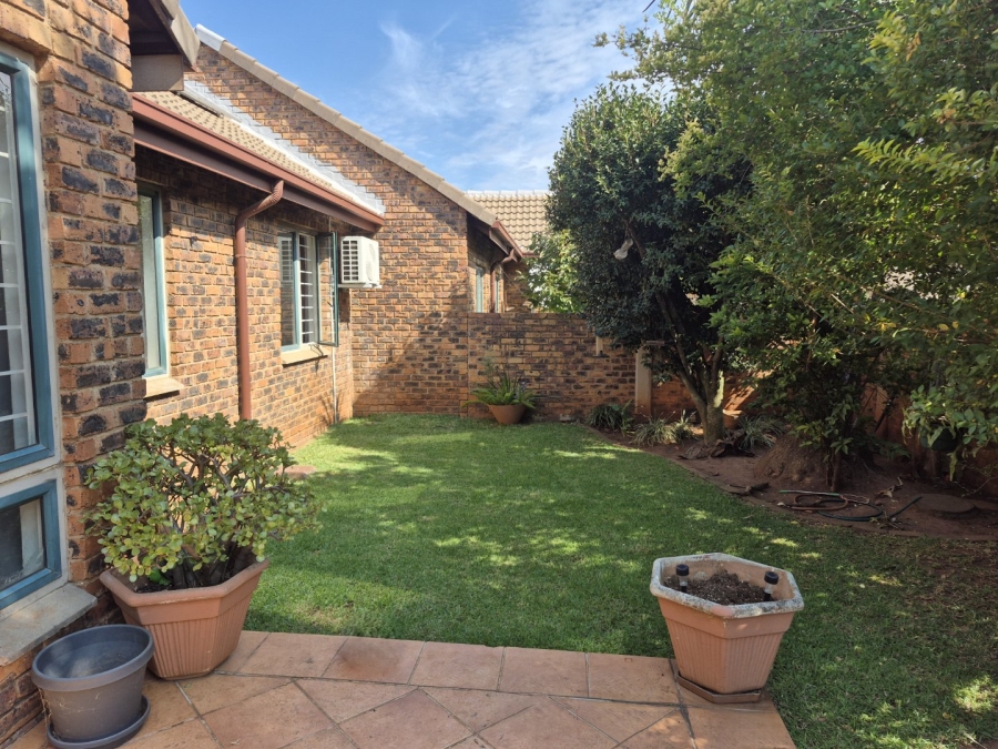 2 Bedroom Property for Sale in Die Hoewes Gauteng