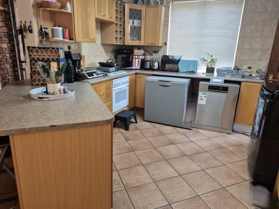 2 Bedroom Property for Sale in Die Hoewes Gauteng