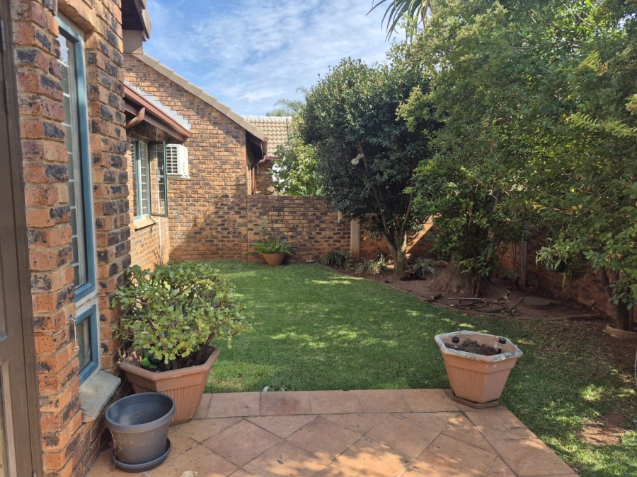 2 Bedroom Property for Sale in Die Hoewes Gauteng