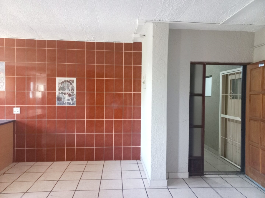 To Let 2 Bedroom Property for Rent in Waverley Gauteng