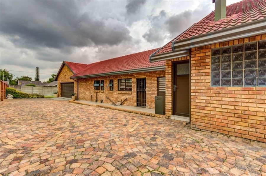 4 Bedroom Property for Sale in Birchleigh North Gauteng