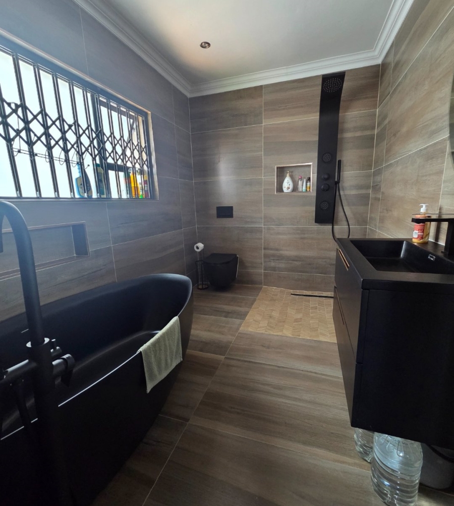 3 Bedroom Property for Sale in Halfway House Gauteng