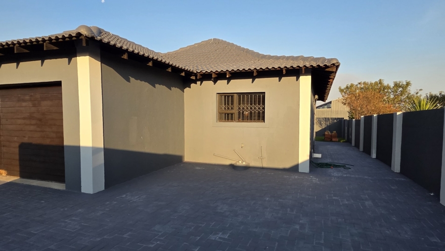 3 Bedroom Property for Sale in Halfway House Gauteng
