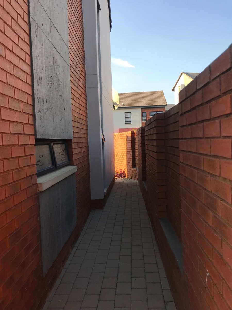 3 Bedroom Property for Sale in Rooihuiskraal North Gauteng