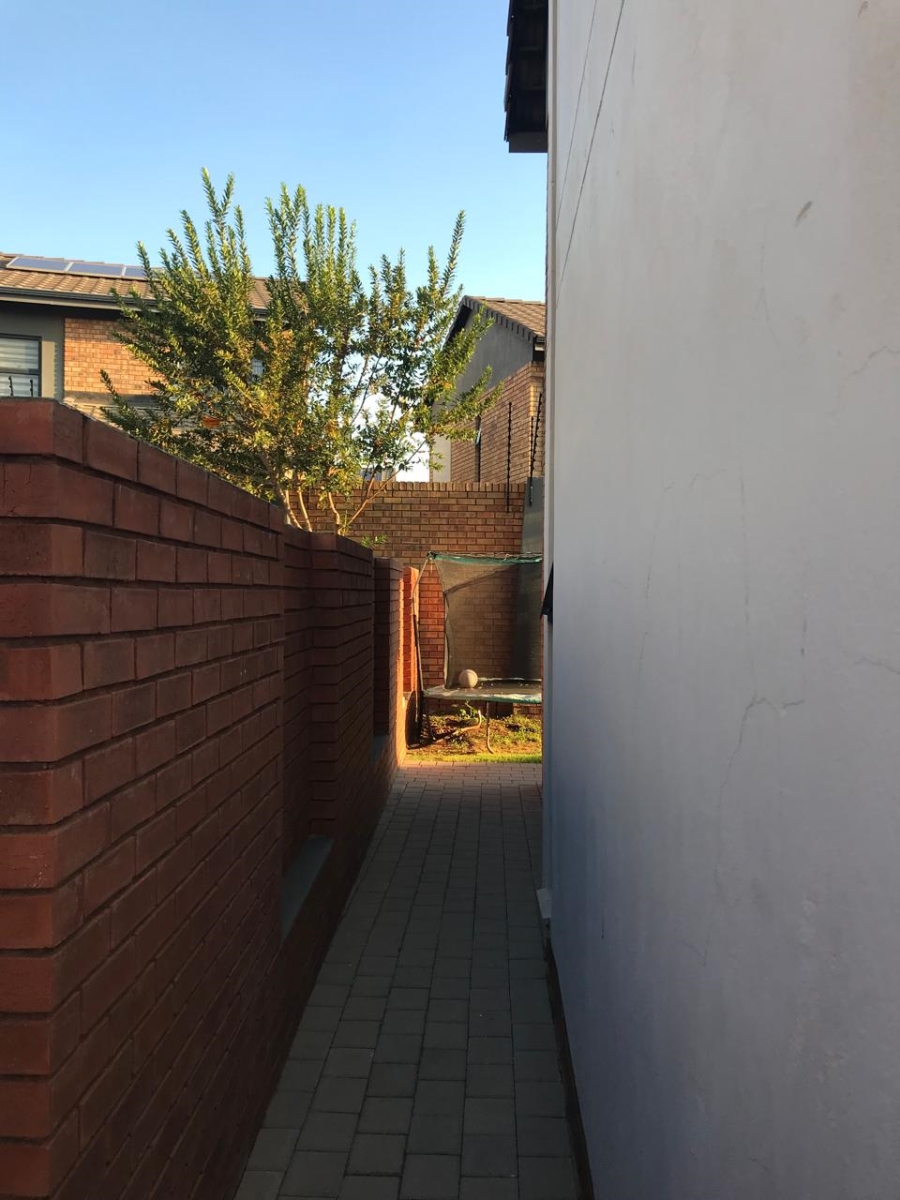 3 Bedroom Property for Sale in Rooihuiskraal North Gauteng