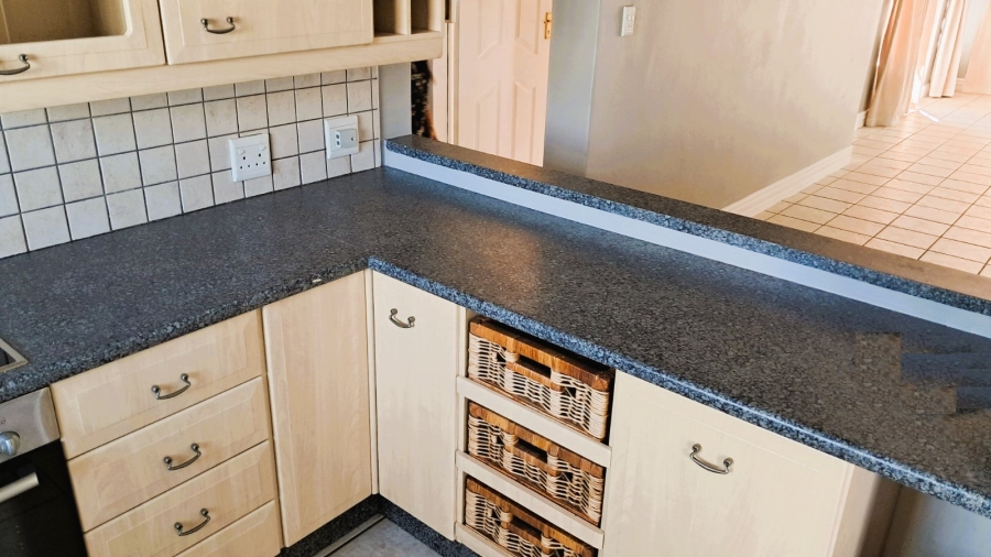 2 Bedroom Property for Sale in Die Hoewes Gauteng