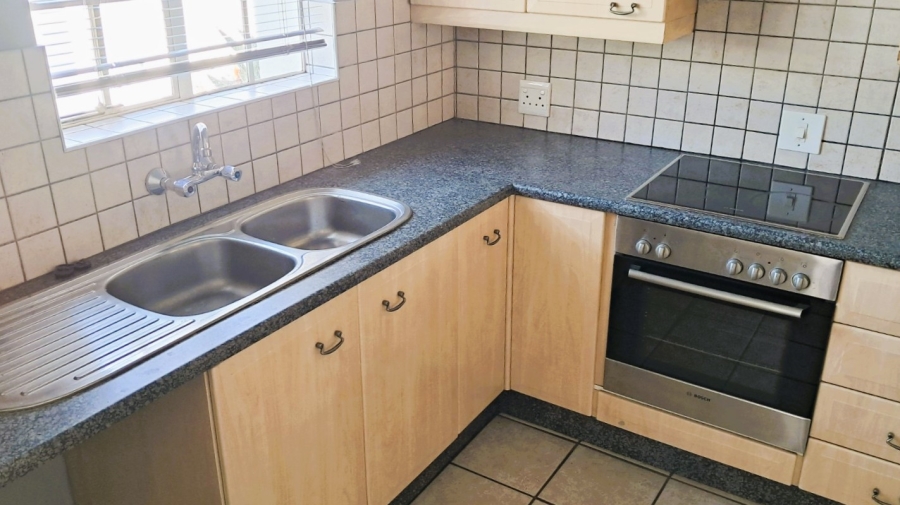 2 Bedroom Property for Sale in Die Hoewes Gauteng