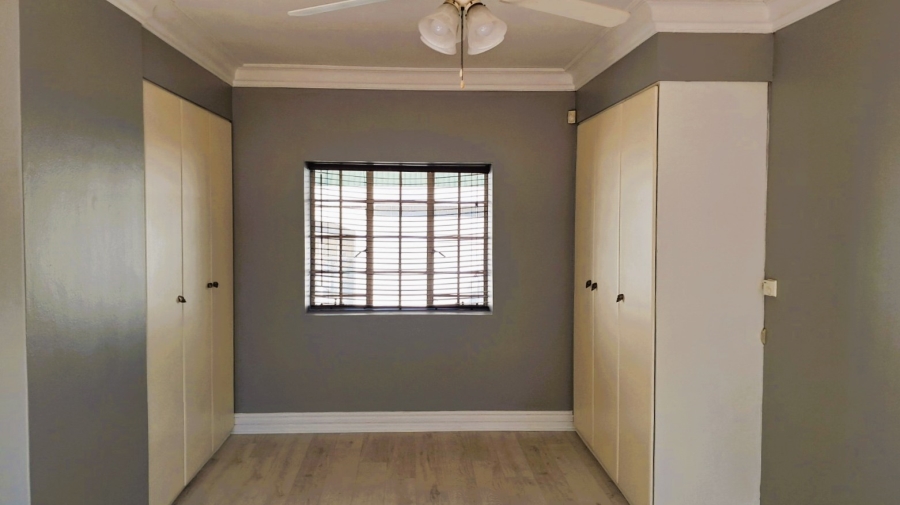 2 Bedroom Property for Sale in Die Hoewes Gauteng