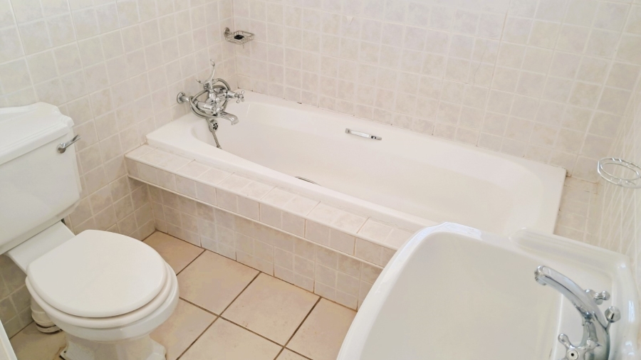 2 Bedroom Property for Sale in Die Hoewes Gauteng