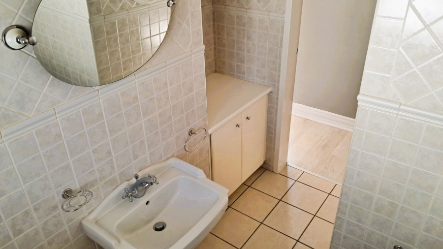 2 Bedroom Property for Sale in Die Hoewes Gauteng