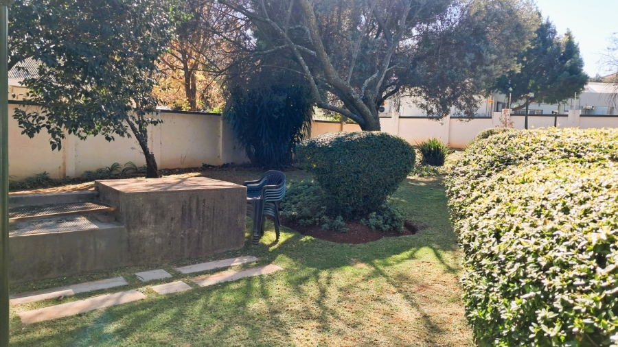 2 Bedroom Property for Sale in Die Hoewes Gauteng