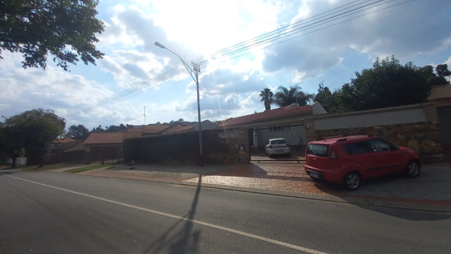 4 Bedroom Property for Sale in Oakdene Gauteng